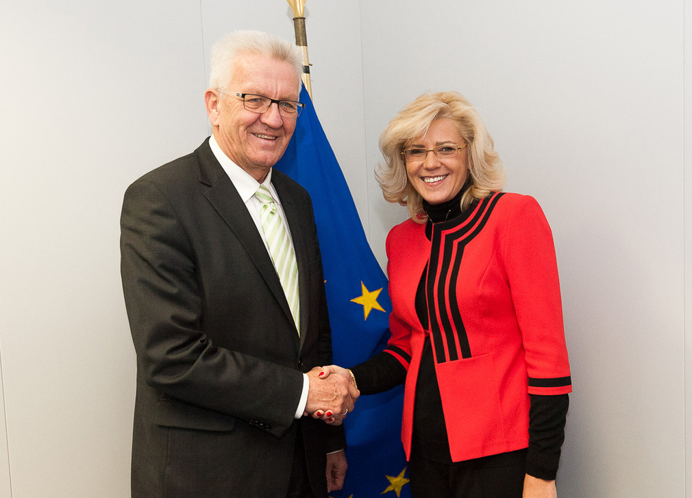 Ministerpräsident Winfried Kretschmann (l.) und EU-Regionalkommissarin Corina Cretu (r.)
