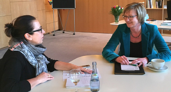 Finanzministerin Edith Sitzmann (r.) beim Interview mit Gabi Renz vom Südkurier