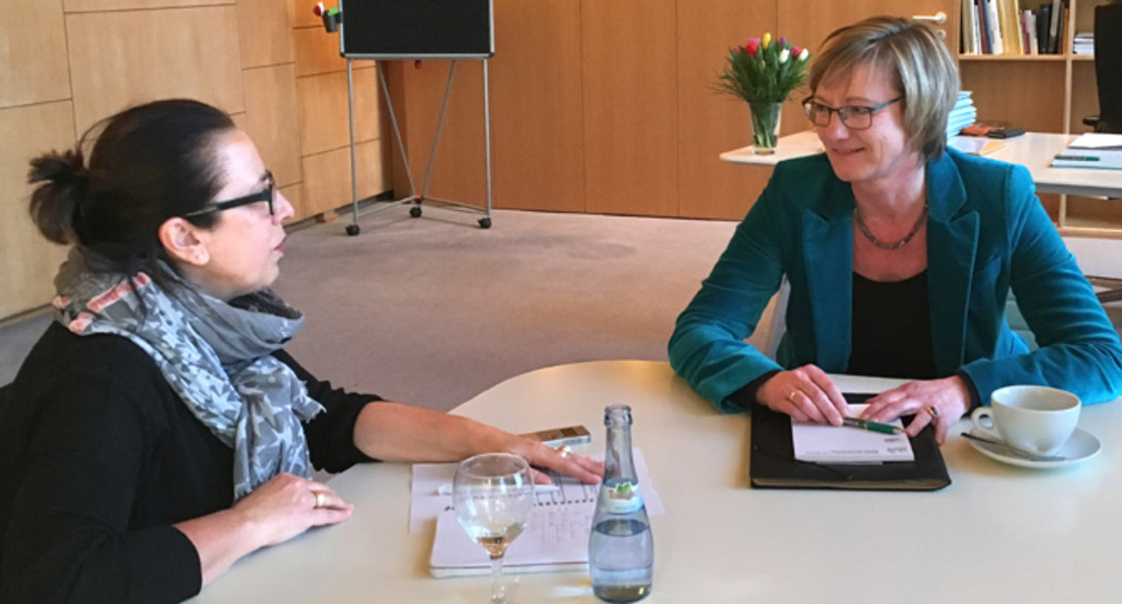 Finanzministerin Edith Sitzmann (r.) beim Interview mit Gabi Renz vom Südkurier