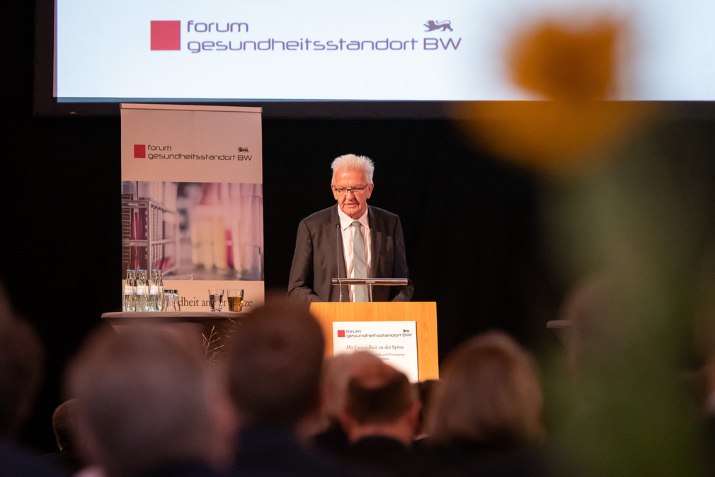 Ministerpräsident Winfried Kretschmann spricht zur Eröffnung des Forums Gesundheitsstandort (Bild: Staatsministerium Baden-Württemberg)
