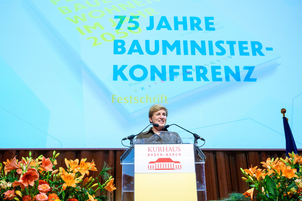 75 Jahre Bauministerkonferenz: Ministerin Nicole Razavi MdL stellt die Festschrift „Planen, Bauen, Wohnen im Jahr 2050“ im Kurhaus Baden-Baden vor