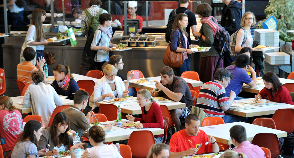 Studenten nehmen in einer Mensa ihr Mittagessen ein (Foto: © dpa).