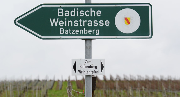 Ein Schild mit der Aufschrift "Badische Weinstrasse" (Foto: dpa)