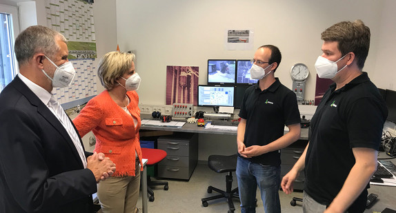 Wirtschaftsministerin Dr. Nicole Hoffmeister-Kraut bei der Firma HyImpulse Technologies GmbH in Hardthausen (Bild: Wirtschaftsministerium Baden-Württemberg)