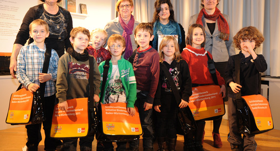 Ministerin Silke Krebs (hinten r.) mit Gewinnern der Altersklasse 1 (Foto: Medien- und Filmgesellschaft Baden-Württemberg mbH)