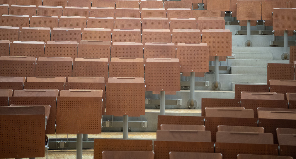 Ein leerer Hörsaal der Universität Stuttgart (Bild: © picture alliance/Sebastian Gollnow/dpa)
