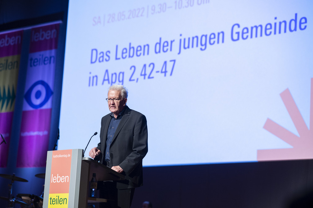 Ministerpräsident Winfried Kretschmann hält einen biblischen Impuls