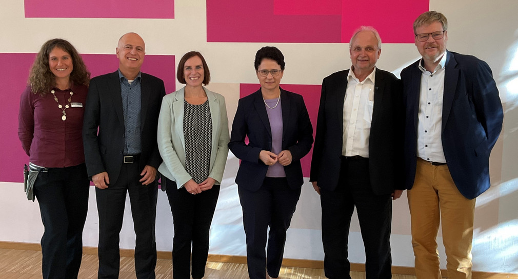 von links nach rechts: Stellvertretende Leiterin der Sozialtherapeutischen Anstalt Silvia Müller, Leiter der Abteilung Justizvollzug des Ministeriums der Justiz und für Migration Martin Finckh, Leiterin der Sozialtherapeutischen Anstalt Nadine Schweizer, Ministerin der Justiz und für Migration Marion Gentges, Leitender Psychologiedirektor außer Dienst Bert Mäckelburg, Stellvertretender Leiter der Abteilung Justizvollzug des Ministeriums der Justiz und für Migration Harald Egerer. 