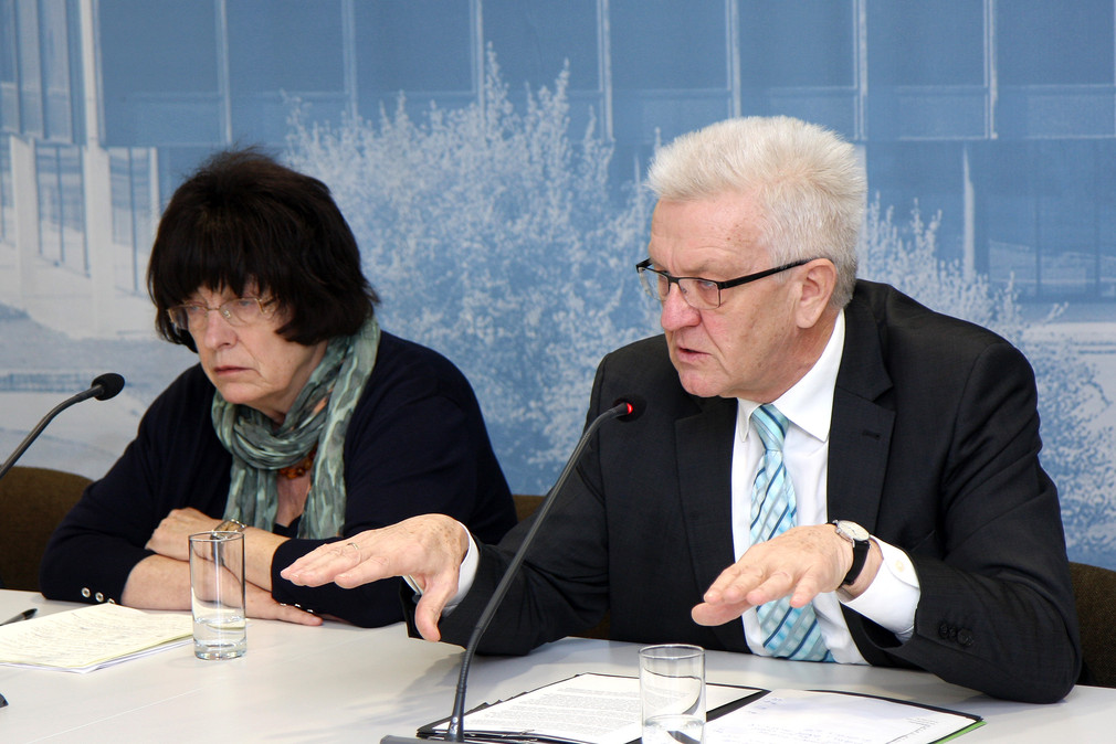 Ministerpräsident Winfried Kretschmann (r.) und die Staatsrätin für Zivilgesellschaft und Bürgerbeteiligung, Gisela Erler (l.)
