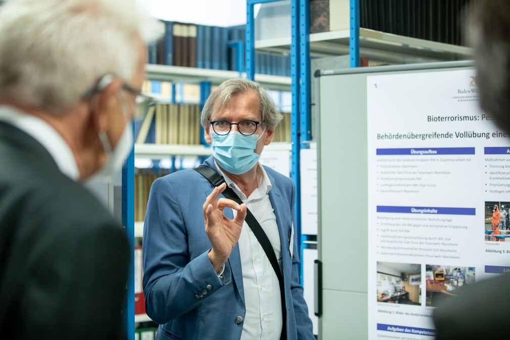 Ministerpräsident Winfried Kretschmann (l.) und Stefan Brockmann, Medizinaldirektor Epidemiologie und Gesundheitsberichterstattung (r.) (Bild: Staatsministerium Baden-Württemberg)