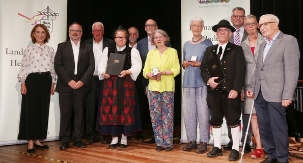 Ministerin Petra Olschowski (ganz links)  mit den Trägerinnen und Trägern der Heimatmedaille Baden-Württemberg. 