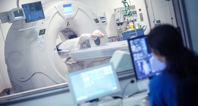 Eine Patientin wird in einem Krankenhaus in Stuttgart in einem Computertomographen (CT) untersucht (Bild: © dpa)']