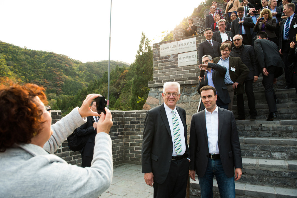 Gerlinde Kretschmann macht ein Foto von Ministerpräsident Winfried Kretschmann (l.) und Wirtschafts-und Finanzminister Dr. Nils Schmid (r.) sowie der Delegation an der Großen Mauer bei Peking