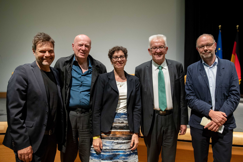 v.l.n.r.: Dr. Robert Habeck, Moderator Ralf Fücks, Prof. Dr. Jeanette Hofmann, Ministerpräsident Winfried Kretschmann und Bernd Ulrich