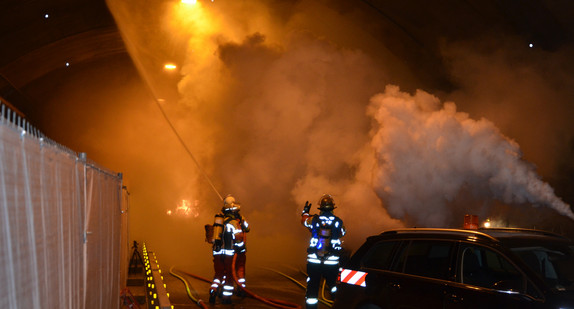 Einsatzkräfte während des Löschens  (Bilderquelle: RPS Stuttgart)