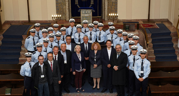 V.l.n.r.: Willi Holder MdL Fraktion Grüne, LPP Gerhard Klotter, LKD Klaus Ziwey, Michael Kashi, IRGW-Vorstand, Rami Suliman, Vorsitzender des Oberrates IRG Baden, Susanne Jakubowski, IRGW-Vorstand, Stv. Ministerpräsident und Innenminister Thomas Strobl, Prof. Barbara Traub, Vorstandssprecherin IRGW, Beauftragte der Landesregierung gegen Antisemitismus Dr. Michael Blume und Rabbiner Yehuda Pushkin umrahmt von Polizeischülern. 