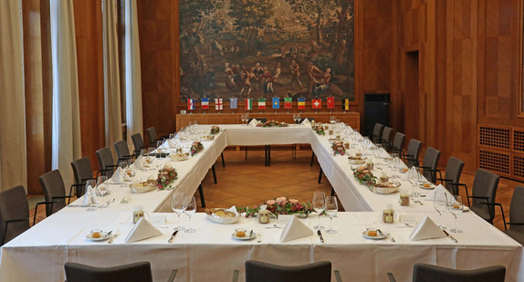 Eine eingedeckte Tischrunde im Gobelinsaal der Villa Reitzenstein in Stuttgart.
