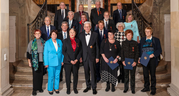 Gruppenbild mit Ministerpräsident Winfried Kretschmann (vorne Mitte) und den Ordensträgerinnen und -trägern