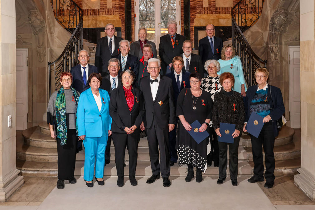 Gruppenbild mit Ministerpräsident Winfried Kretschmann (vorne Mitte) und den Ordensträgerinnen und -trägern