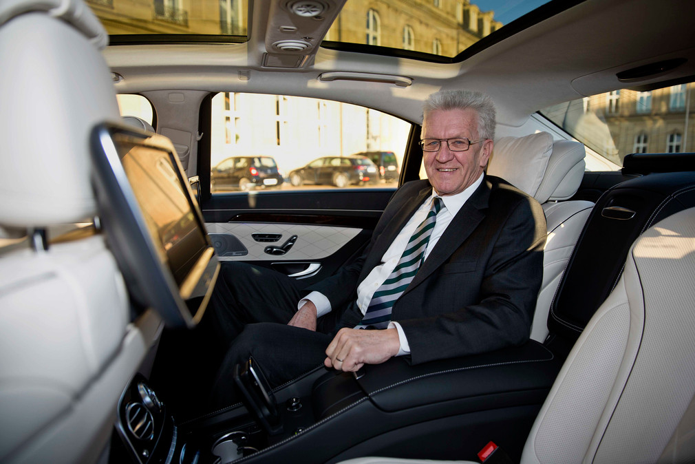 Ministerpräsident Winfried Kretschmann sitzt in seinem neuen Dienstfahrzeug