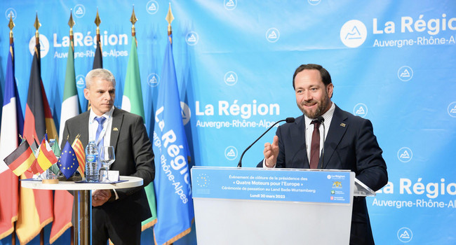Europastaatssekretär Florian Hassler (rechts) und Wirtschaftsstaatssekretär Dr. Patrick Rapp (links) bei der Übernahme der Präsidentschaft der „Vier Motoren für Europa“ am 20. März 2023 in Lyon']