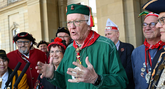 Ministerpräsident Winfried Kretschmann (Mitte) bei seiner Ansprache beim Närrischen Staatsempfang der Landesregierung vor dem Neuen Schloss in Stuttgart