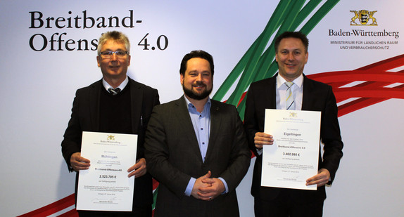 Minister Alexander Bonde (Mitte) mit den Bürgermeistern Manfred Jüppner (Mühlingen) und Alois Fritschi (Eigeltingen) bei der Übergabe eines Förderbescheides im Rahmen der Breitband-Offensive 4.0.