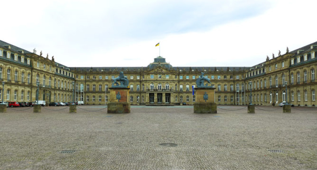 Das Neue Schloss in Stuttgart vom Schlossplatz aus gesehen.