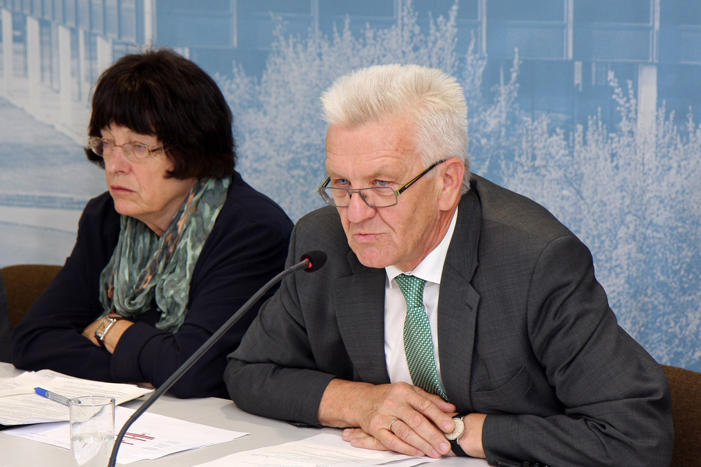Ministerpräsident Winfried Kretschmann (r.) und Staatsrätin Gisela Erler (l.) bei der Regierungspressekonferenz am 28. Juli 2015 in Stuttgart