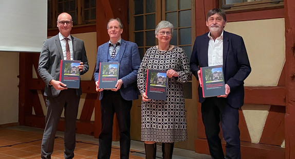 Präsentation des Buchs „Schlösser und Gärten in Baden-Württemberg. Architektur und Selbstdarstellung des reichsfreien Adels und geistlicher Herrschaften zwischen 1450 und 1950“. V.l.n.r.: Ministerialdirektor Dr. Christian Schneider, Buchautor Dr. Christian Ottersbach, Prof. Dr. Ulrike Plate, Abteilungsdirektorin der Bau- und Kunstdenkmalpflege am LAD, und Prof. Dr. Claus Wolf, Präsident des LAD.