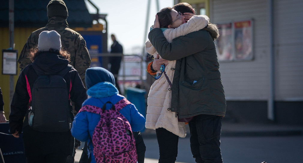 Ein Paar umarmt sich bei ihrem Wiedersehen nach der Flucht aus der Ukraine am Grenzübergang in Medyk. 