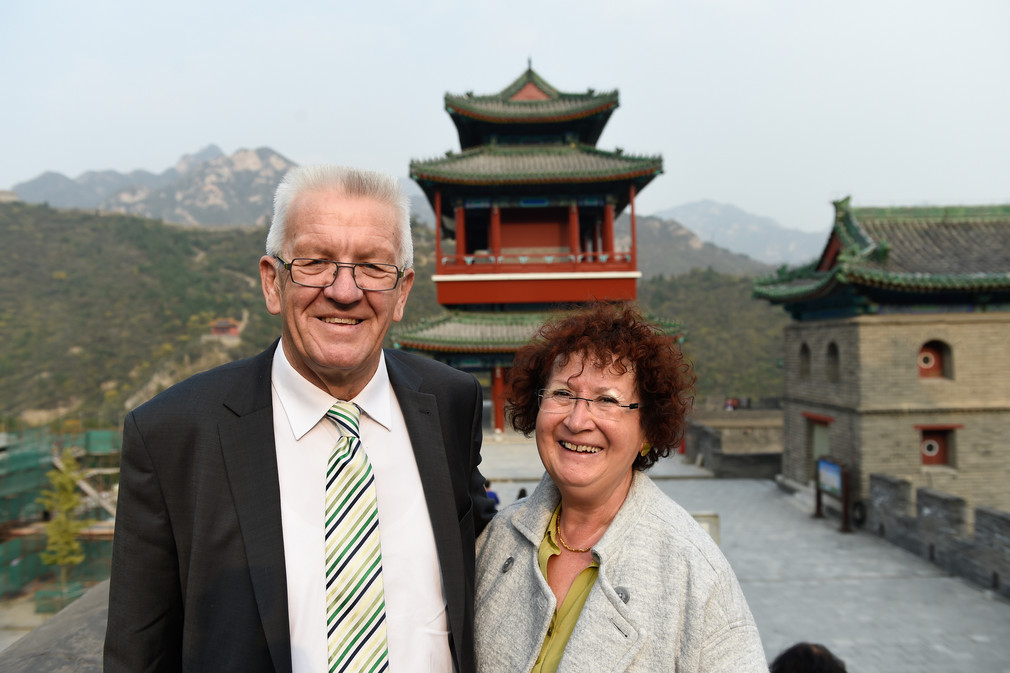 Ministerpräsident Winfried Kretschmann (l.) und Gerlinde Kretschmann (r.) an der Großen Mauer bei Peking