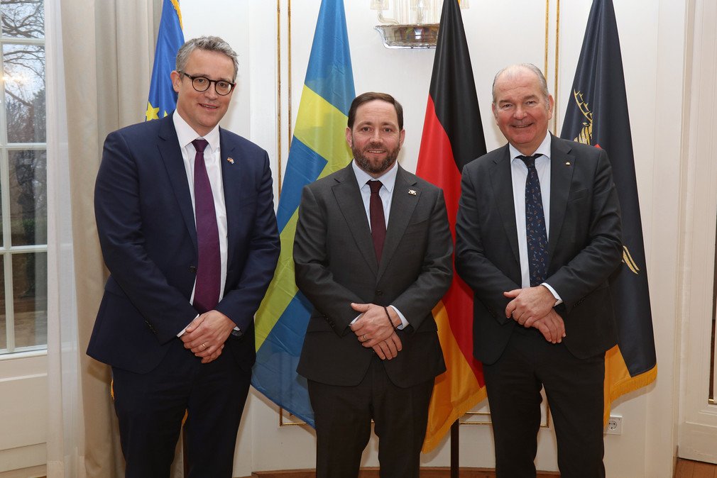 Staatssekretär Florian Hassler (Mitte), der schwedische Botschafter Per Thöresson (rechts) und der schwedische Honorarkonsul Dr. Claudius Werwigk (links).
