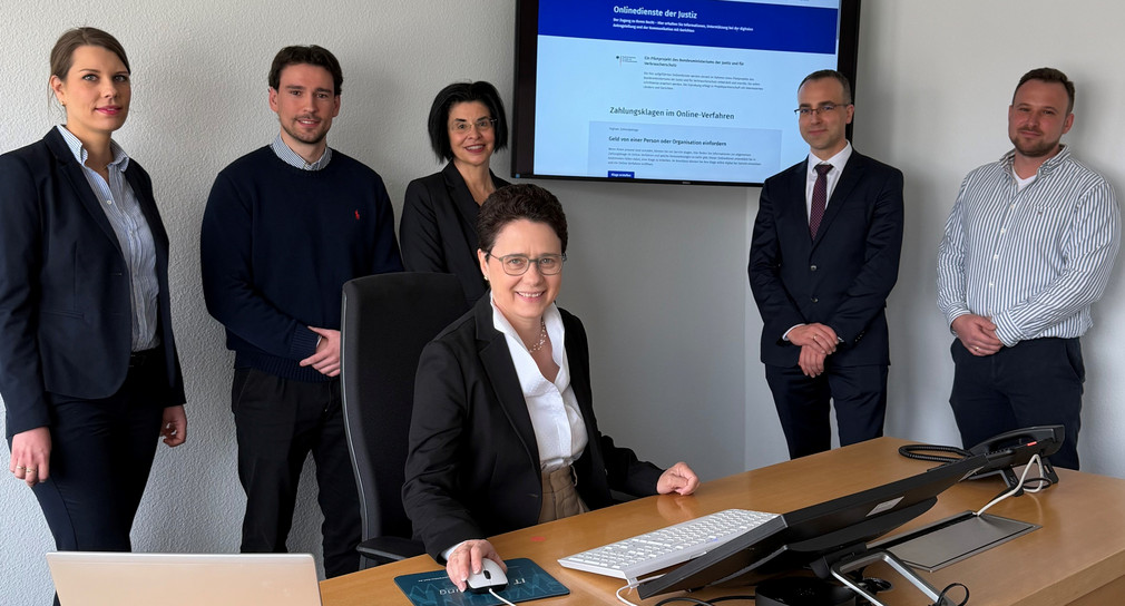 Projektteam, Ministerin der Justiz und für Migration Marion Gentges (Dritte von links), Direktorin des Amtsgerichts Nürtingen Dr. Sabine Kienzle-Hiemer (Vierte von links), Dr. Markus Volz Vizepräsident des Landgerichts Stuttgart (5. v. l.)