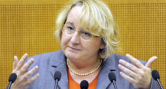 Theresia Bauer, Ministerin für Wissenschaft, Forschung und Kunst bei einer Debatte im Landtag (Bild: dpa).