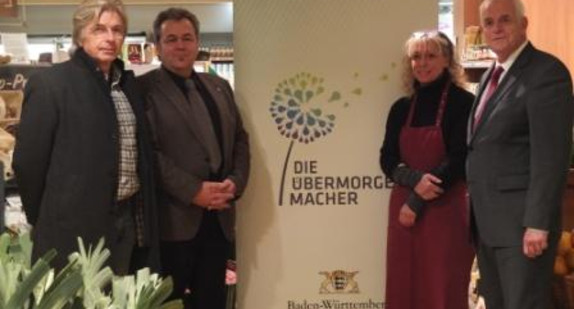 Die Förderung heimischer Wirtschaftskreisläufe unterstützt Christian Hiß (2.v.li.), Gründer der Regionalwert AG. Er wurde in Eichstetten am Kaiserstuhl von Justizminister Stickelberger als „Übermorgenmacher“ ausgezeichnet.
