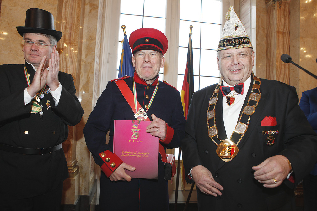 Minister Winfried Hermann (M.) mit Vertretern von Karnevals- und Fasnachtsvereinen