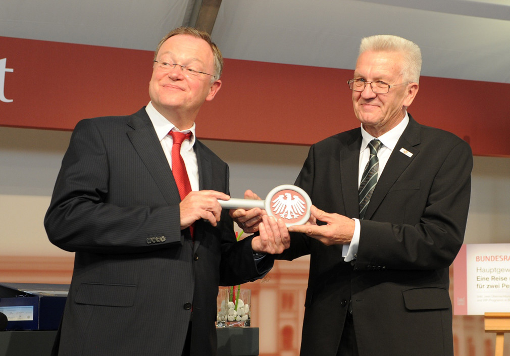 Baden-Württembergs Ministerpräsident Winfried Kretschmann (r.) und der Niedersächsische Ministerpräsident Stephan Weil (l.) bei der „Staffelübergabe“ der Bundesratspräsidentschaft.