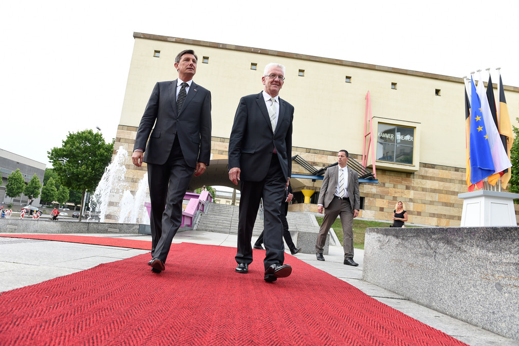 Ministerpräsident Winfried Kretschmann (r.) und der Präsident der Republik Slowenien, Borut Pahor (l.) gehen über den roten Teppich.
