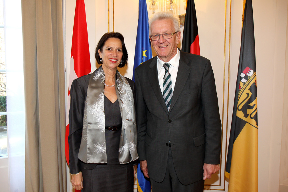 Ministerpräsident Winfried Kretschmann (r.) und die Botschafterin der Schweizerischen Eidgenossenschaft, Christine Schraner Burgener (l.)