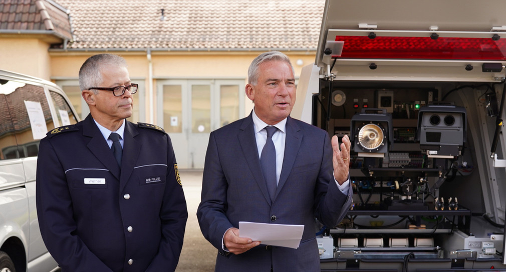 Innenminister Thomas Strobl (r.) und Inspekteur der Polizei, Detlef Werner (l.),  neben dem Enforcement-Trailer (Bild: © Innenministerium)