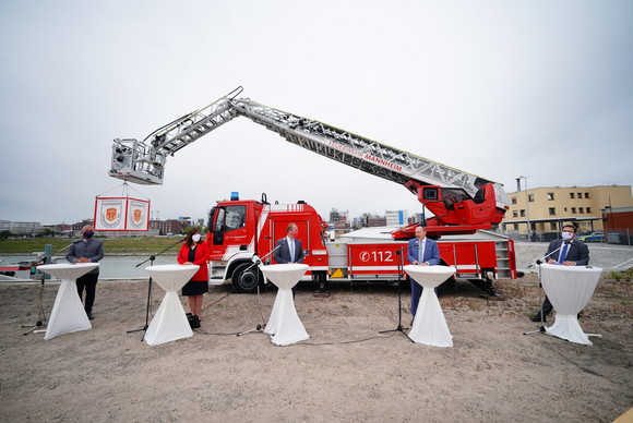 Nach Mannheim waren Baden-Württembergs Innenminister Thomas Strobl, Ludwigshafens Oberbürgermeisterin Jutta Steinruck, Staatssekretär von Rheinland-Pfalz Randolf Stich, Mannheims Erster Bürgermeister Christian Specht und Präsident des BBK Christoph Unger gekommen (v.l.n.r.).