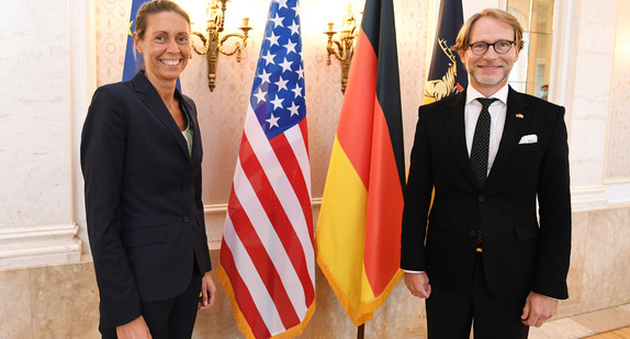 Staatsminister Dr. Florian Stegmann (r.) und die Direktorin des Aspen Institut Deutschland, Dr. Stormy-Annika Mildner (l.)