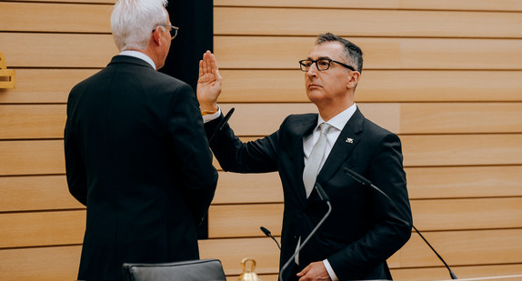 Landtagspräsident Thomas Strobl (links) und Cem Özdemir (rechts) bei dessen Vereidigung als Ministerpräsident von Baden-Württemberg