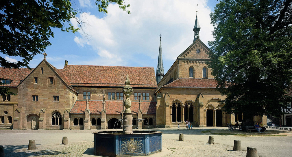 Kloster Maulbronn, Brunnen und Paradies. Ansicht der Westseite der Klausurbauten mit dem Paradies der Klosterkirche und davor dem Klosterhof mit Brunnen.  (Bild: © Staatliche Schlösser und Gärten BW).