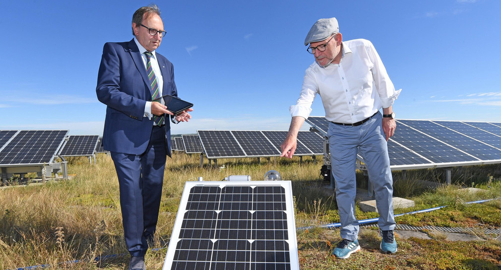 Minister Winfried Hermann und Flughafen Geschöftsfüherer Walter Schöfer betrachten am 27.07.2020 die neue Wolkenmessanlage an der Solaranlage des flughafen Stuttgarts auf dem Boschparkhaus.