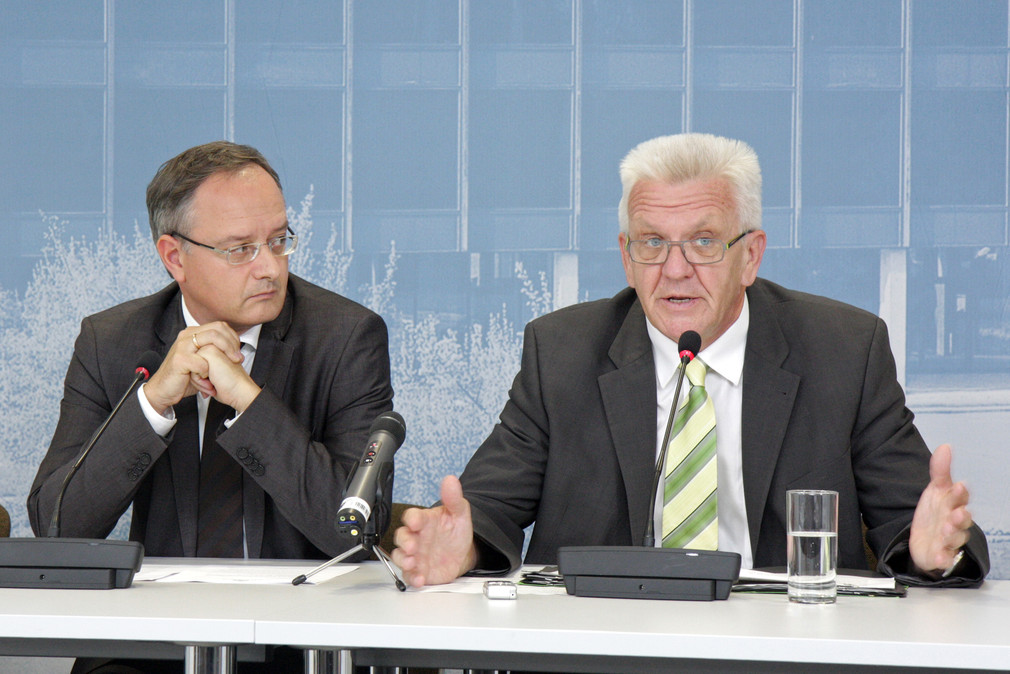 Ministerpräsident Winfried Kretschmann (r.) und Kultusminister Andreas Stoch (l.) bei der Regierungspressekonferenz am 29. Juli 2014 in Stuttgart