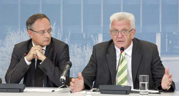Ministerpräsident Winfried Kretschmann (r.) und Kultusminister Andreas Stoch (l.) bei der Regierungspressekonferenz am 29. Juli 2014 in Stuttgart
