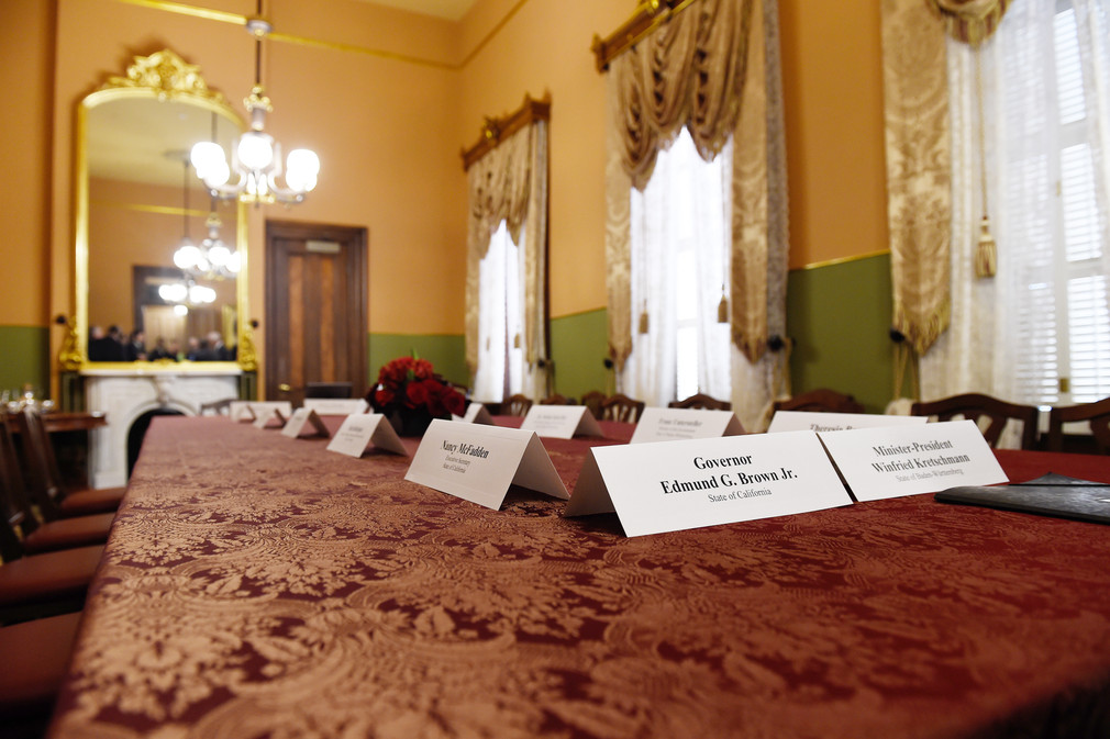 Namensschilder auf dem Tisch im Konferenzraum am Regierungssitz des kalifornischen Gouverneurs Jerry Brown.