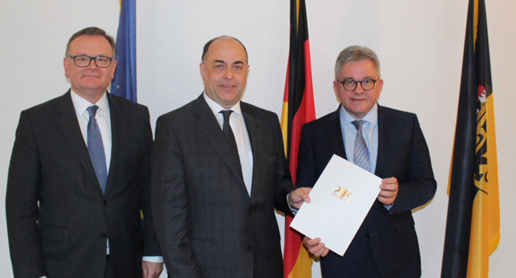 v. l. n. r. Ministerialdirektor Elmar Steinbacher, Bernd Mutschler, Minister Wolf (Foto: © Justizministerium)
